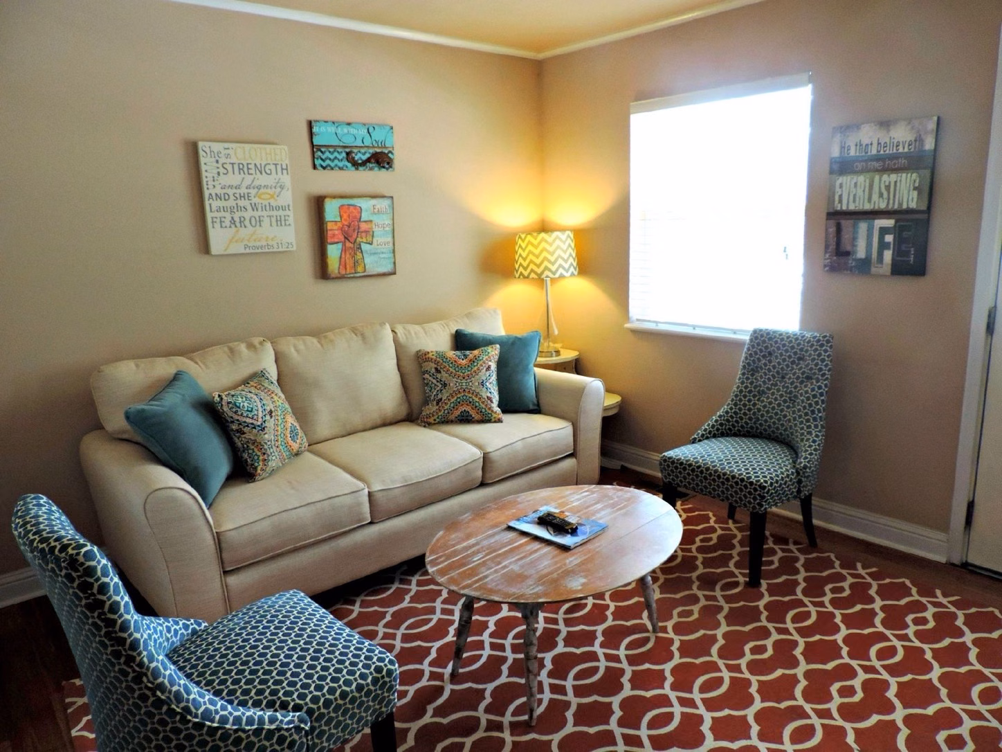 A real living room photo before RoomDesignAI